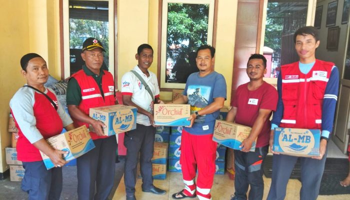 PMI KABUPATEN SAMPANG SALURKAN BANTUAN KEMANUSIAAN KE PONDOK PESANTREN AL-KHOZINY SIDOARJO