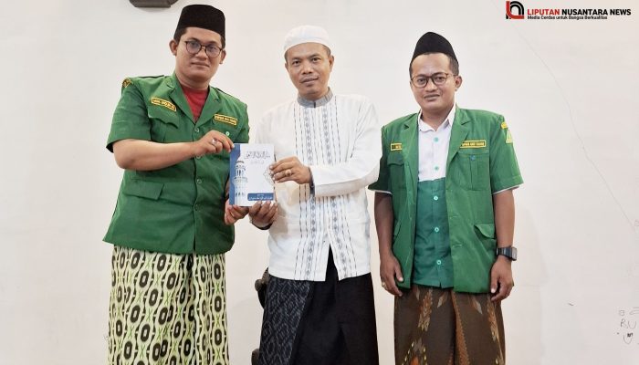 MOH. SHOLEH MD Ketua MDS RA Karangpenang Serahkan Karya Kitab “Sirru al-Nidā’ al-Ilāhī” kepada Ketua MWCNU Karangpenang